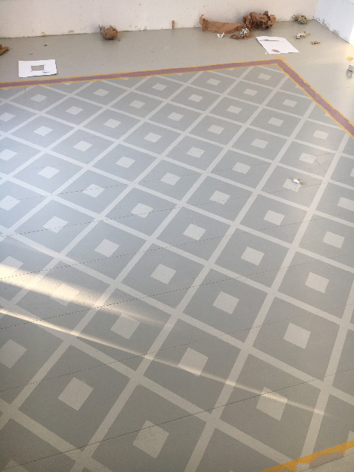 Geometrie sotto i piedi, pittura a pavimento